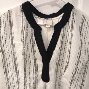 ☀️Sale☀️ Anthropologie Top - loose fit, longer back